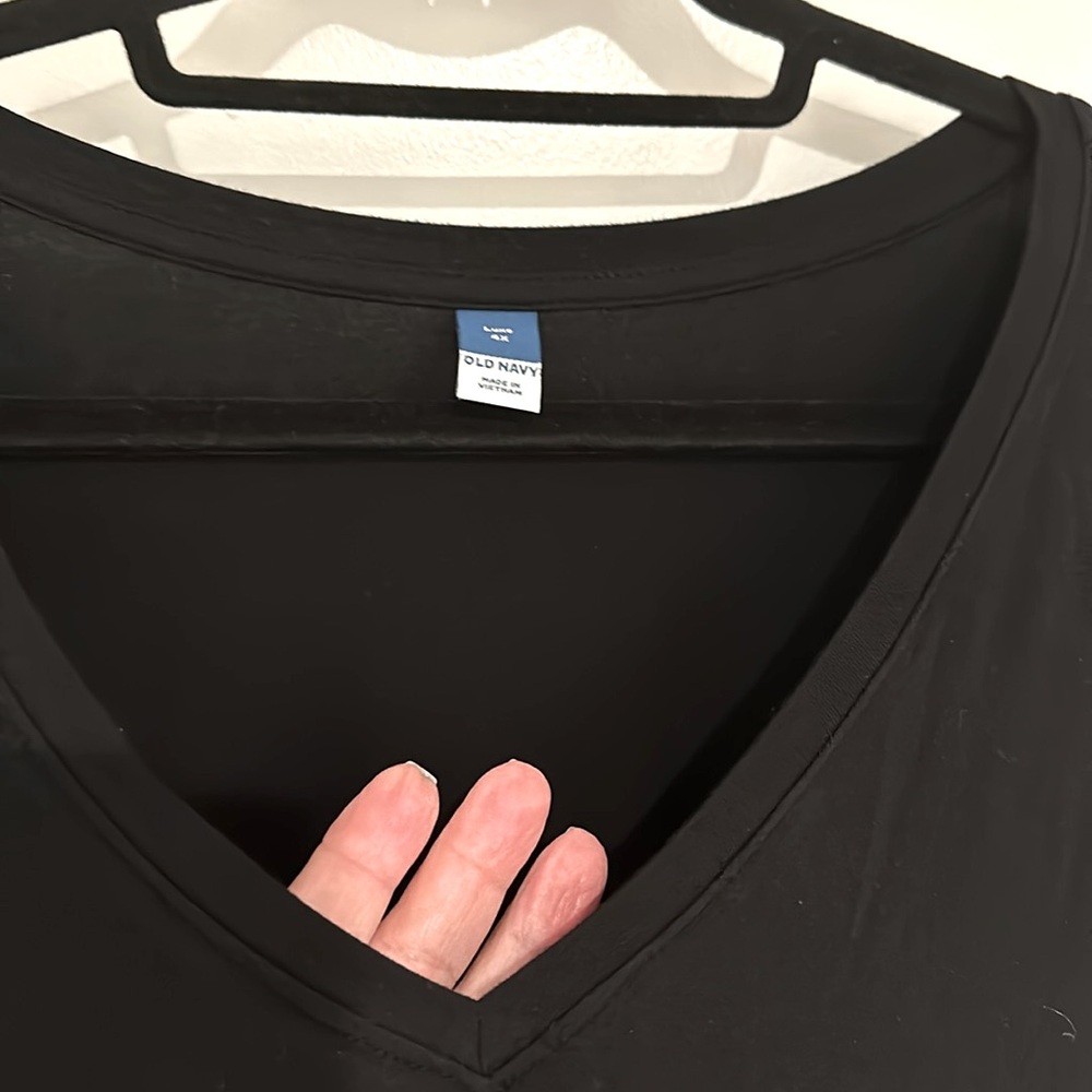 Old Navy, Women’s Black 4X Plus Luxe V-Neck T-Shirt, short sleeves - Picture 3 of 6